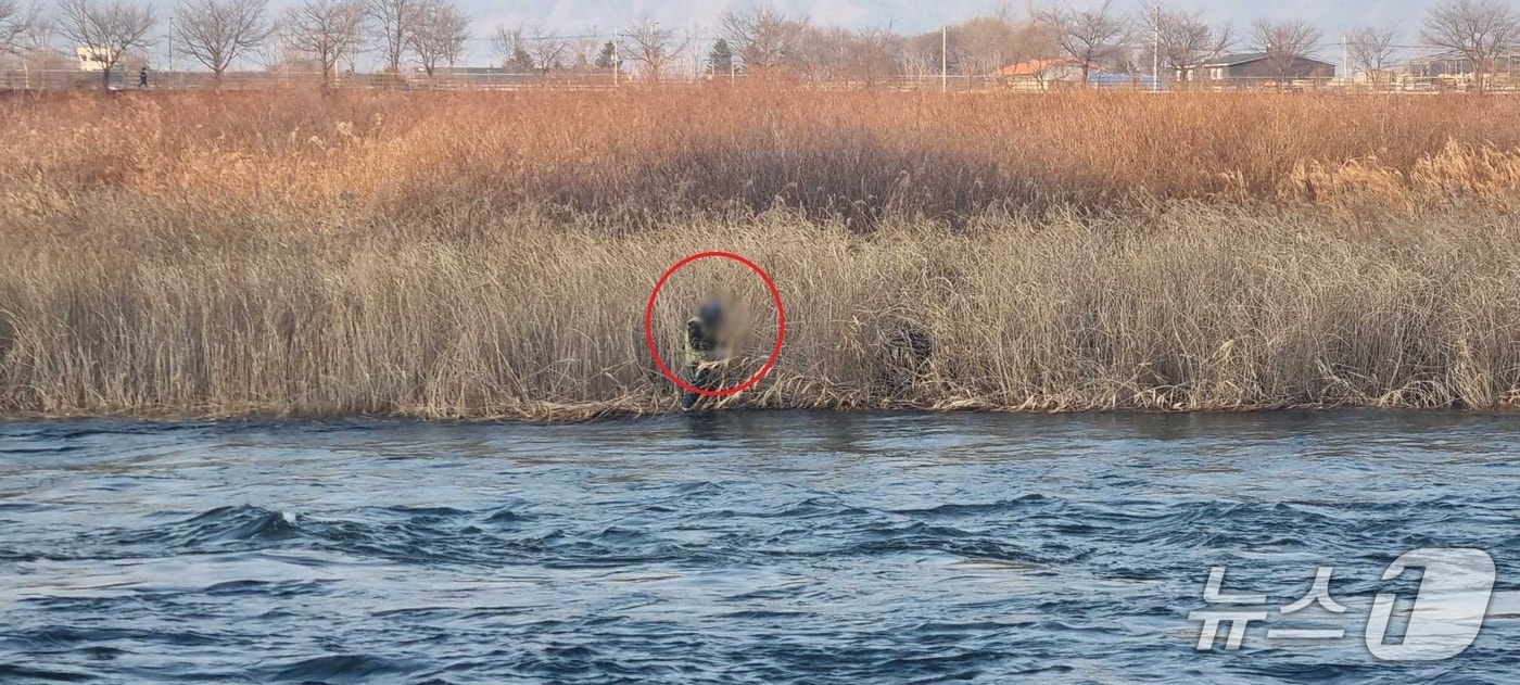 7일 강원 춘천 동면 소양강 낚시객 고립 현장.(강원도소방본부 제공, 재판매 및 DB 금지) 2025.12.7/뉴스1