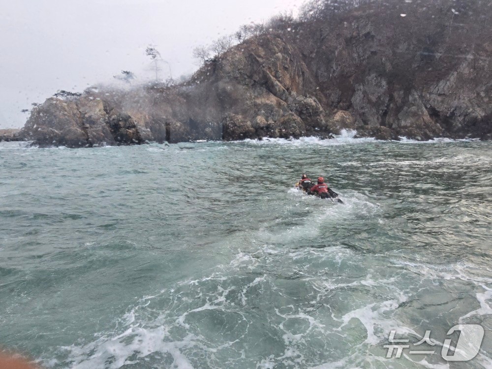 태안해경이 동력구조보드를 이용해 갯바위 고립자들을 구출하러 가는 모습. (태안해경 제공, 재판매 및 DB금지) / 뉴스1