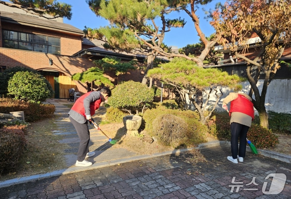 &#39;러브하우스 프로젝트&#39;를 위해 대구 수성구의 &#39;가톨릭푸름터&#39;를 찾은 대구신세계백화점 직원들이 시설 주변을 청소하고 있다.&#40;대구신세계 제공, 재판매 및 DB 금지&#41;