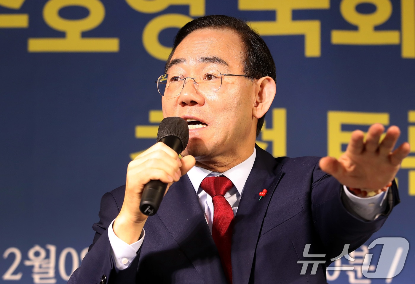 주호영 국회부의장(국민의힘 대구 수성구갑)이 지난 8일 오전 대구 남구 이천동 대구아트파크에서 열린 아시아포럼21 정책토론회에 참석해 취재진 질문에 답하고 있다. 2025.12.8/뉴스1 ⓒ News1 공정식 기자