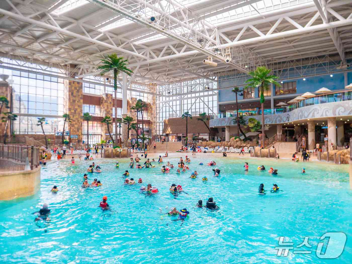 실내 파도풀 '티키 웨이브' 모습.(롯데워터파크 제공. 재판매 및 DB금지)