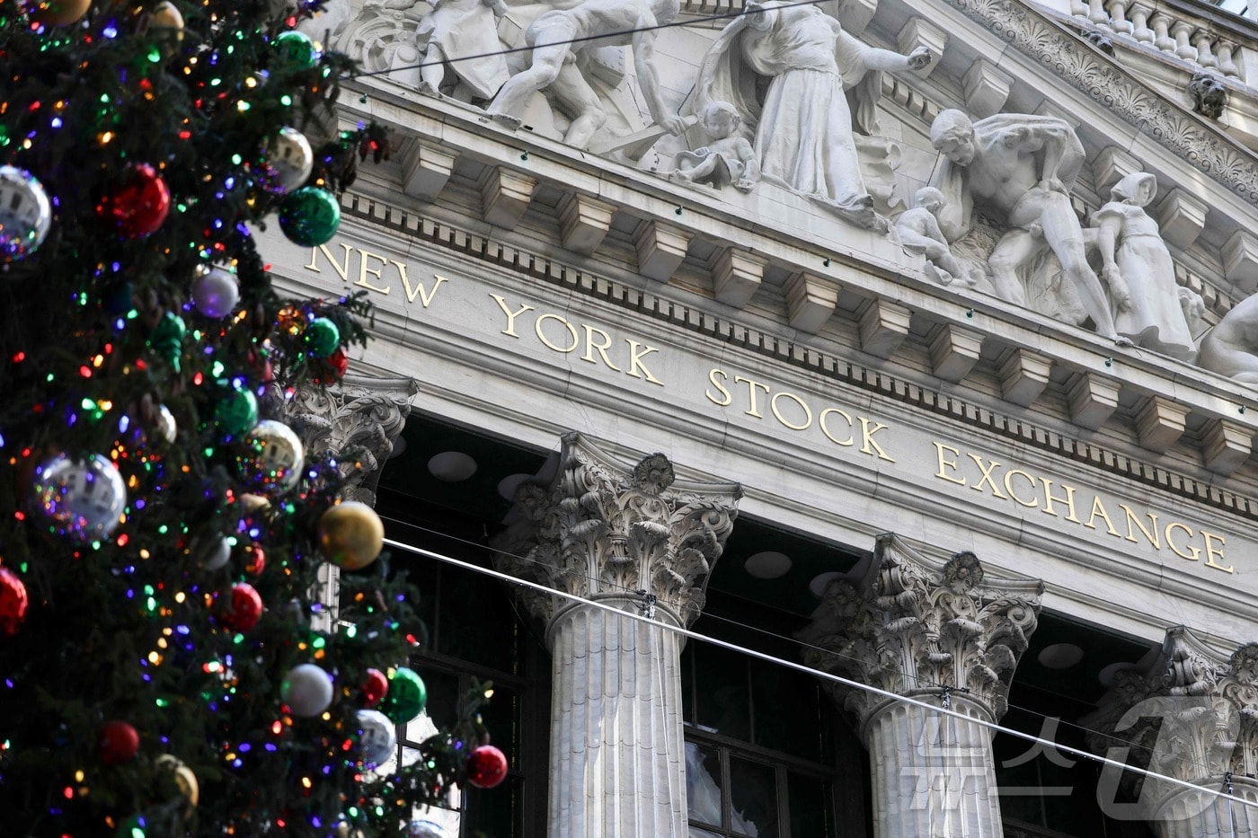 크리스마스 트리가 장식된 NYSE. ⓒ AFP=뉴스1