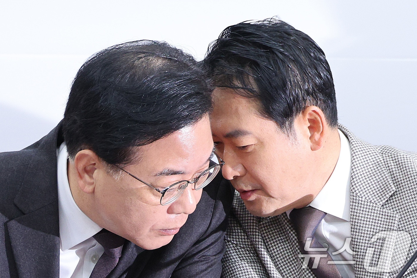 장동혁 국민의힘 대표(오른쪽)와 송언석 원내대표가 8일 서울 여의도 국회에서 열린 최고위원회의에서 대화하고 있다. 2025.12.8/뉴스1 ⓒ News1 신웅수 기자