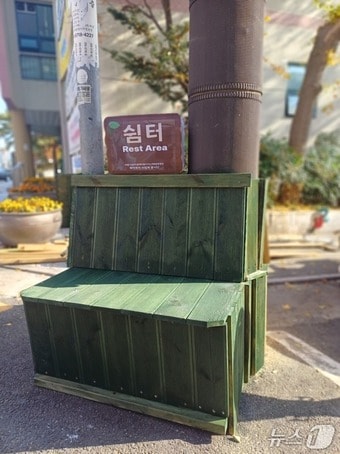 울산 동구 전하2동 행정복지센터가 청사 입구의 쓰레기 적치 구간을 '마을 쉼터'로 전환하는 정비사업을 추진했다고 8일 밝혔다.(울산 도구 제공. 재판매 및 DB금지)/뉴스1