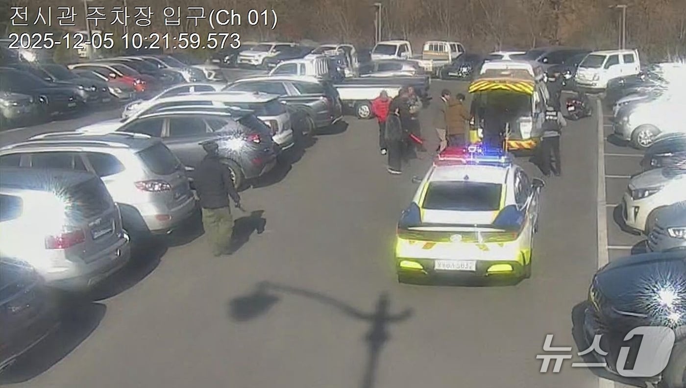 지난 5일 경북 경주시 화랑마을 주차장에서 갑자기 의식을 잃고 쓰러진 60대 남성이 마을 직원들의 신속한 응급 조치로 생명을 구했다. 경찰과 119가 현장에 도착한 모습.(재판매 및 DB금지) 2025.12.8/뉴스1