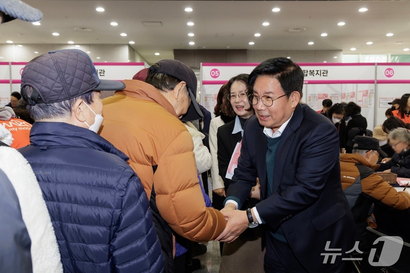 박강수 마포구청장이 지난해  '2025 마포구 노인일자리 박람회'에서 어르신들과 인사를 나누고 있다.