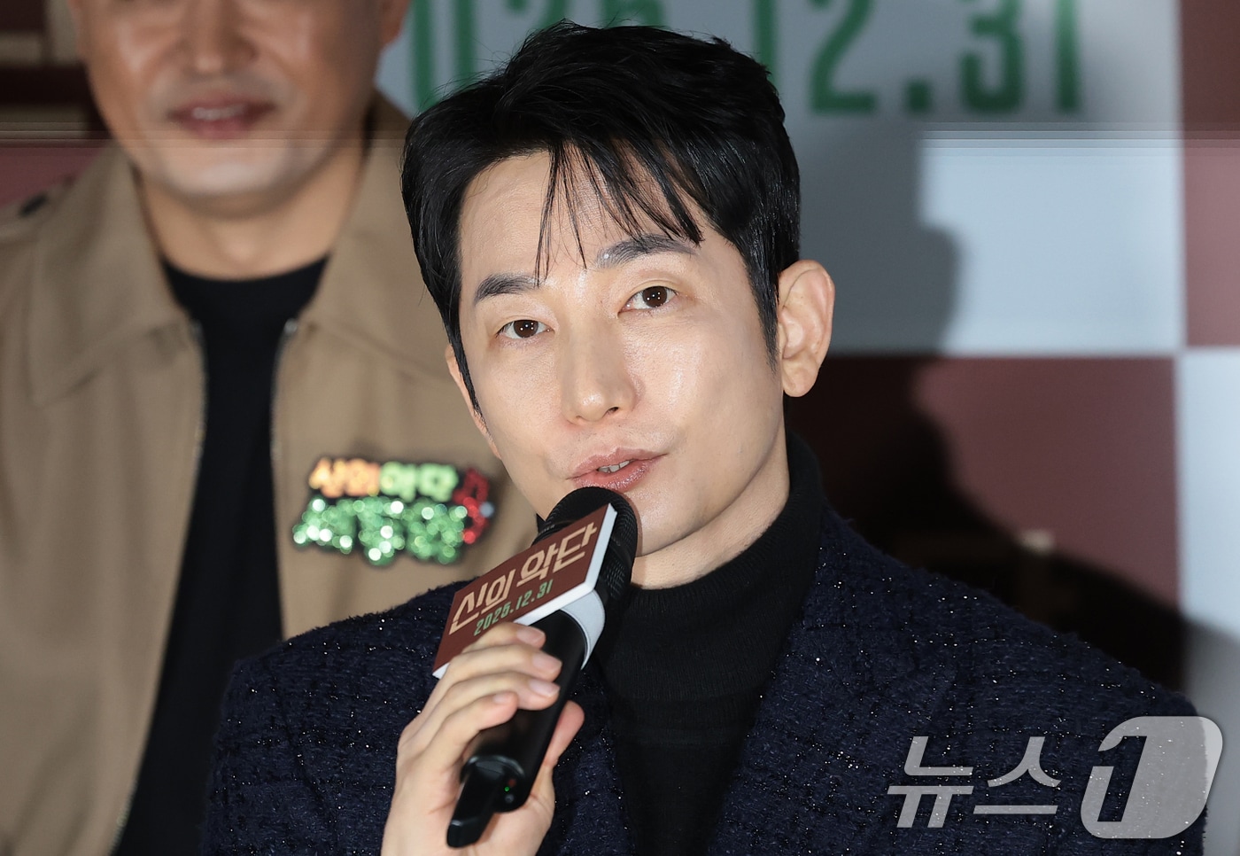 배우 정진운이 8일 오전 서울 용산구 용산아이파크몰 CGV에서 열린 영화 '신의악단'(감독 김형협) 제작보고회에 참석해 인사말을 하고 있다. '신의악단'은 북한에 외화벌이를 위해 가짜 찬양단이 창설되며 벌어지는 이야기를 그린 작품이다. ⓒ News1 권현진 기자