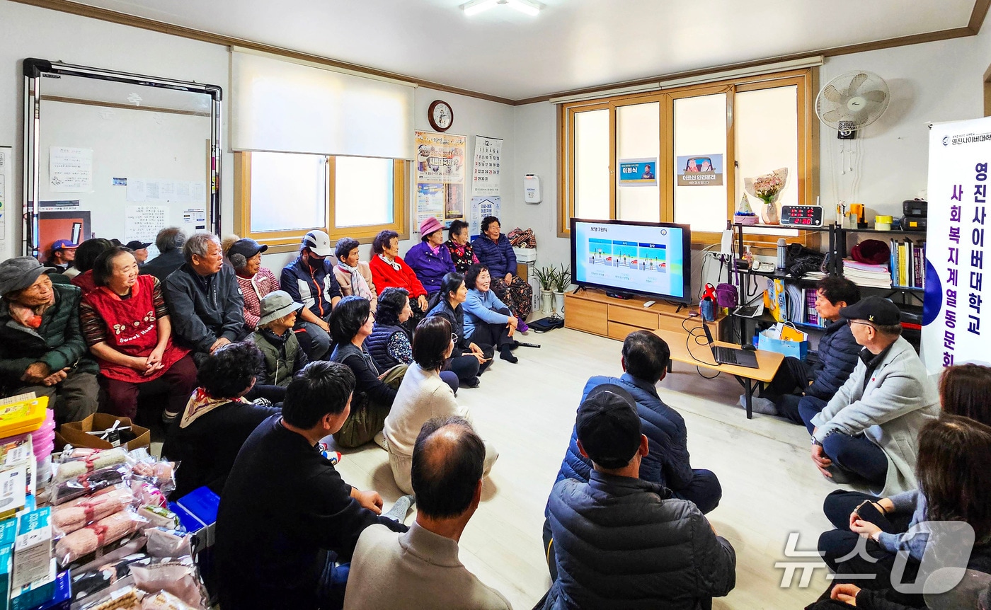 영진사이버대 사회복지계열 동문회가 지난 6일 경북 의성 용봉리 마을회관을 찾아 어르신들에게 생활안전교육을 진행하는 모습. (영진사이버대 제공. 재판매 및 DB금지)