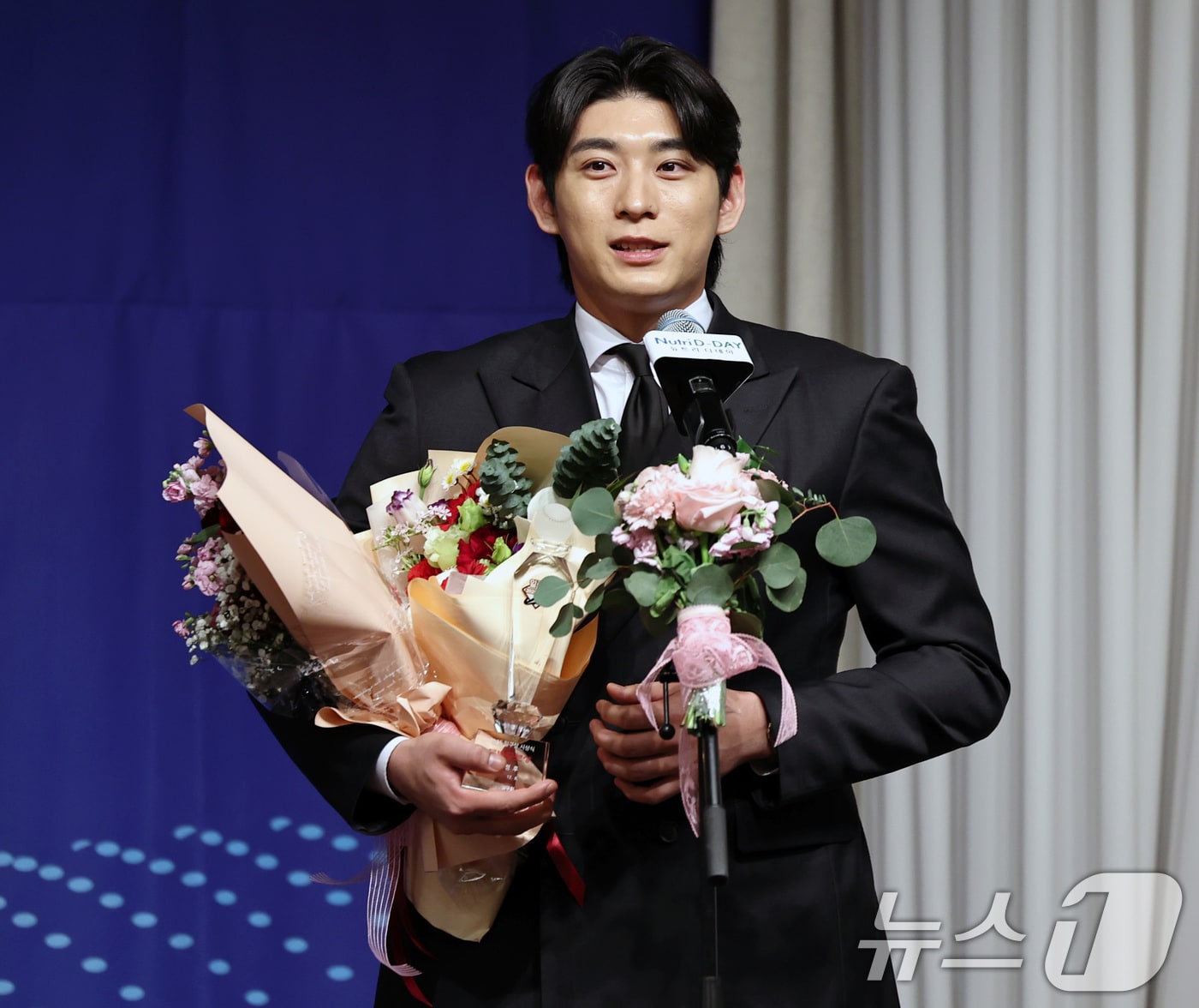 메이저리그 샌프란시스코 자이언츠의 이정후가 8일 오전 서울 강남구 리베라호텔에서 열린 '2025 뉴트리디데이 일구상 시상식'에서 특별공로상을 받은 뒤 소감을 밝히고 있다. 2025.12.8/뉴스1 ⓒ News1 구윤성 기자