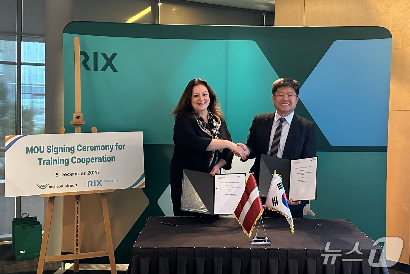 난 5일 라트비아 리가공항공사 본사에서 진행된 ‘전략적 교육 협력을 위한 양해각서 체결식’에서 인천국제공항공사 신가균 경영본부장(사진 오른쪽)이 협약 체결 후 라일라 오디나(Laila Odina) 리가공항공사 CEO 겸 이사회 의장(사진 왼쪽)과 기념촬영을 하고 있다.(공사 제공. 재배포 및 DB금지)2025.12.8/뉴스1