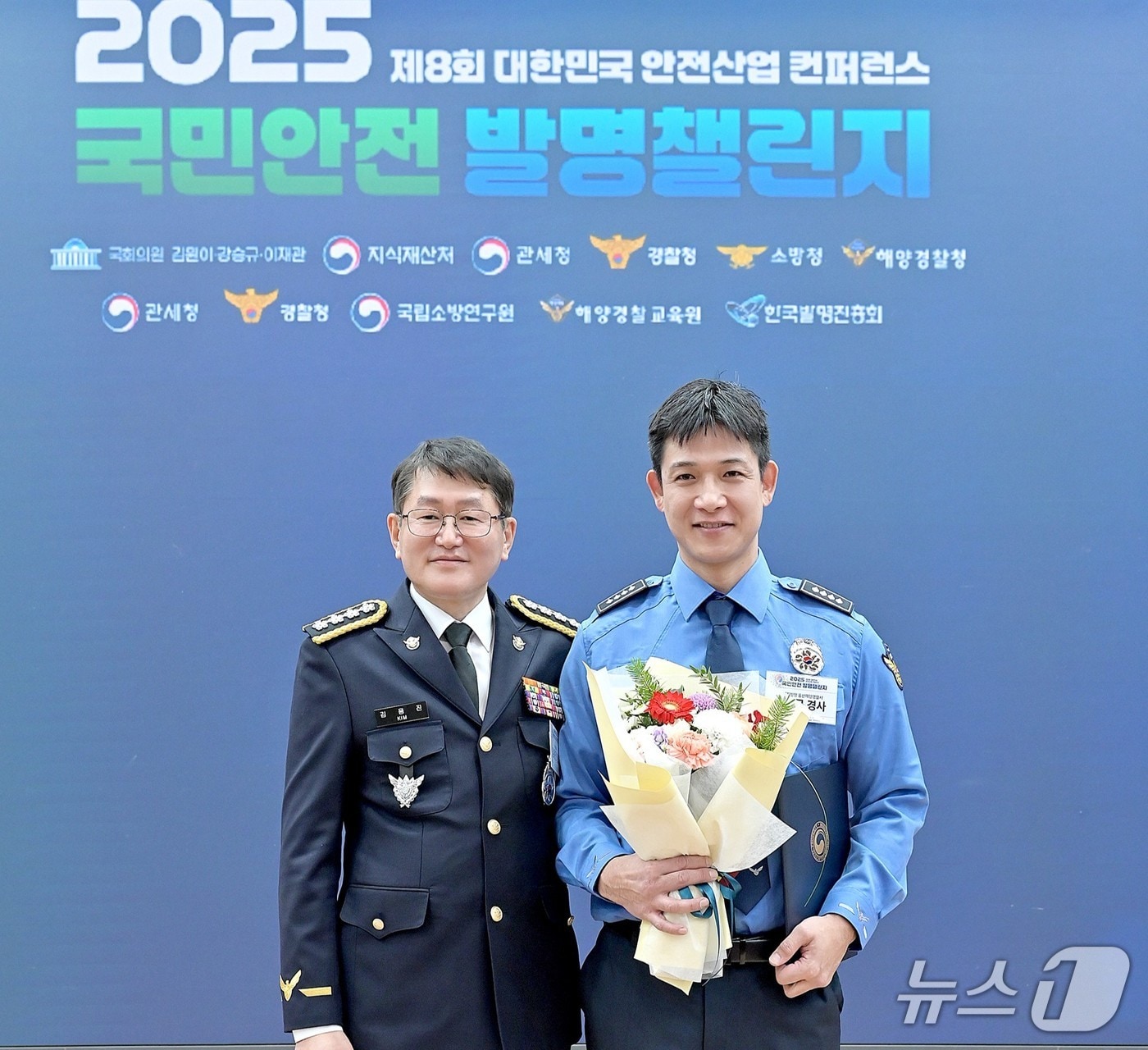 울산해경 이덕규 경사(오른쪽)가 김용진 해양경찰청장(왼쪽)과 기념 촬영을 하고 있다.(울산해경 제공. 재판매 및 DB금지)/뉴스1