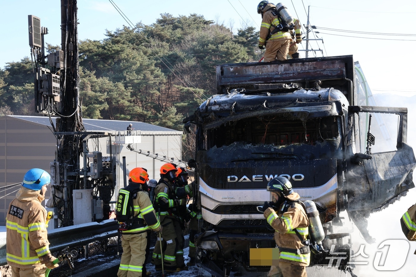 8일 오후 1시 6분쯤 충북 제천시 금성면 한 도로에서 주행 중이던 25톤 화물차에 불이 나 30여분 만에 꺼졌다.(제천소방서 제공. 재판매 및 DB금지)/뉴스1