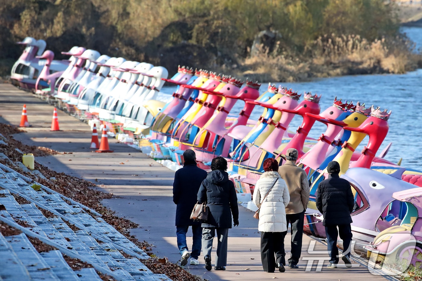 겨울답지 않은 포근한 날씨를 보인 8일 대구 동구 금호강 동촌유원지를 찾은 시민들이 오리배 선착장 주변을 산책하고 있다. 2025.12.8/뉴스1 ⓒ News1 공정식 기자