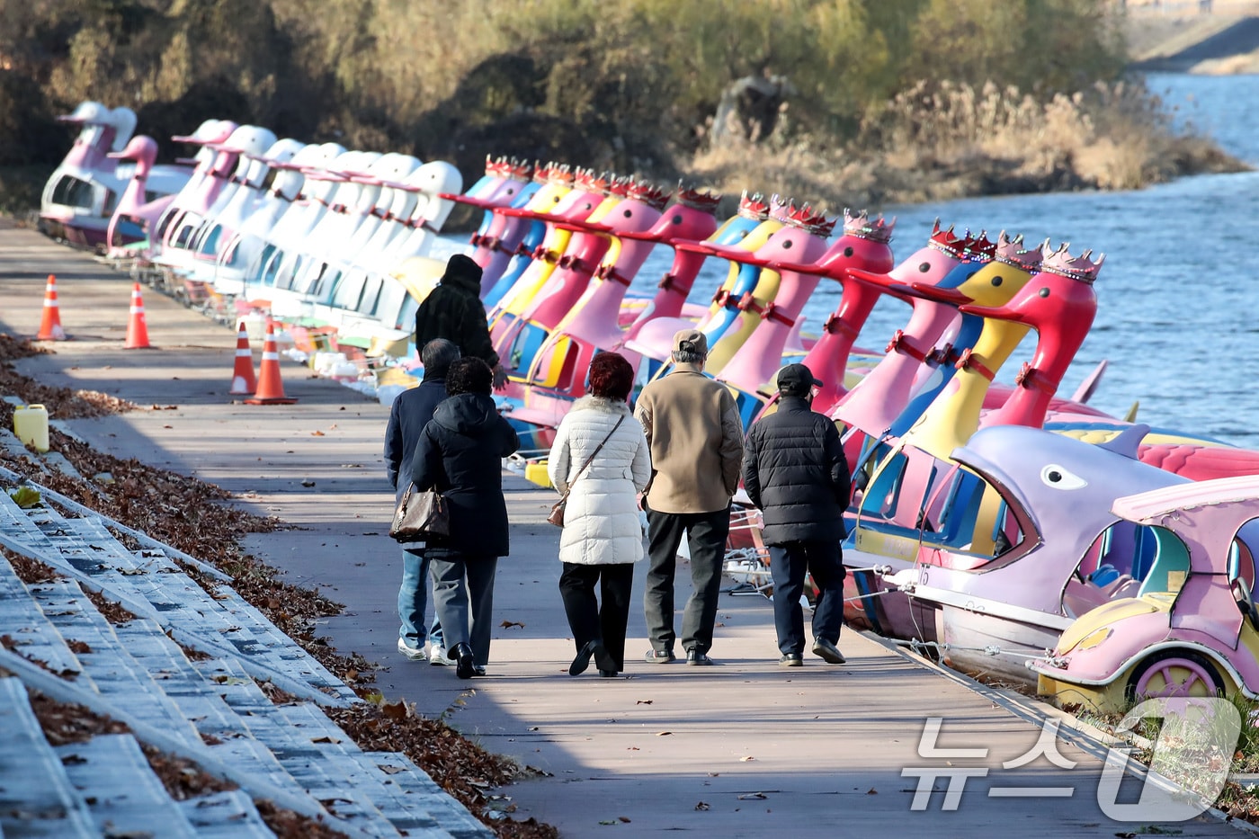 8일 대구 동구 금호강 동촌유원지를 찾은 시민들이 오리배 선착장 주변을 산책하고 있다. 2025.12.8/뉴스1 ⓒ News1 공정식 기자