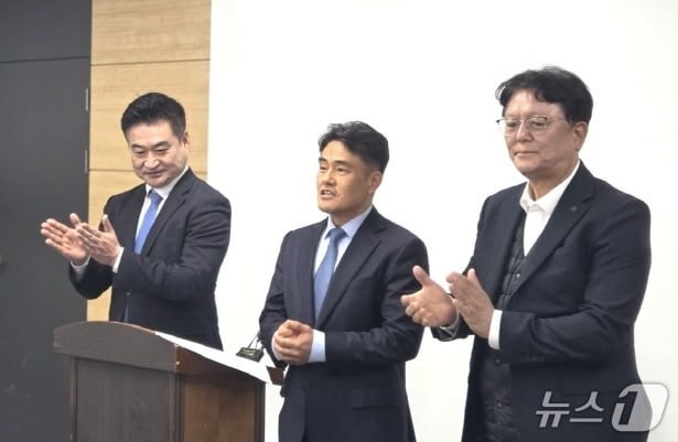 성치두 전 더불어민주당 전북도당 청년소통협력위원장(사진 가운데)이 8일 전주시청에서 기자회견을 갖고, 전주시장 출마를 공식 선언했다./뉴스1