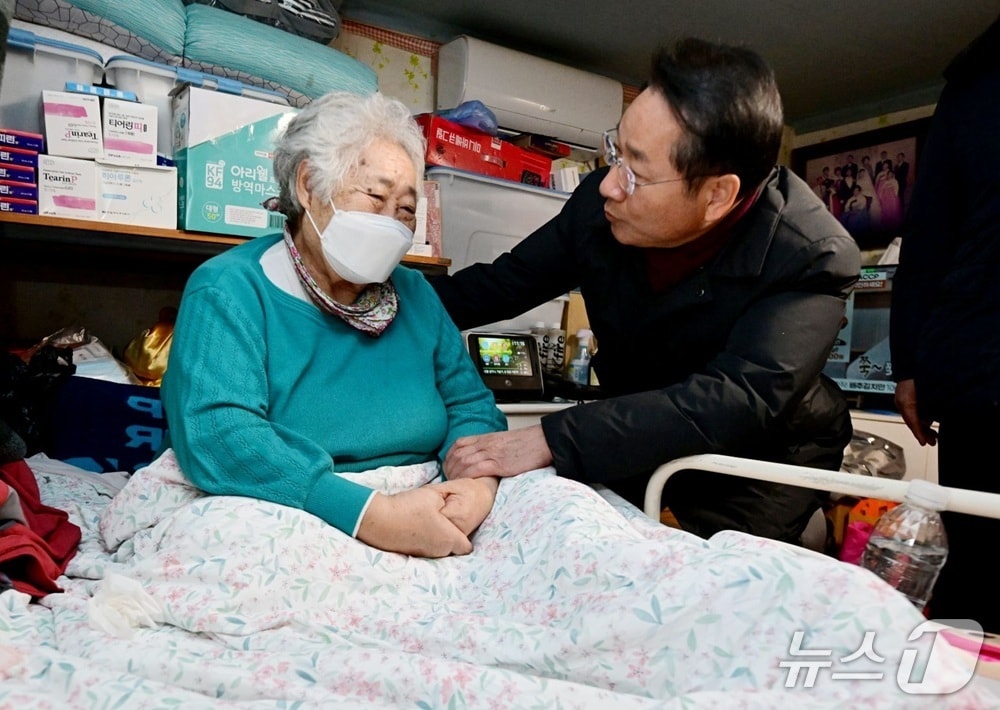 유정복 인천시장이 8일 동구 쪽방촌을 찾아 한파 대비 현장을 점검하고 있다. (인천시 제공.재판매 및 DB금지)
