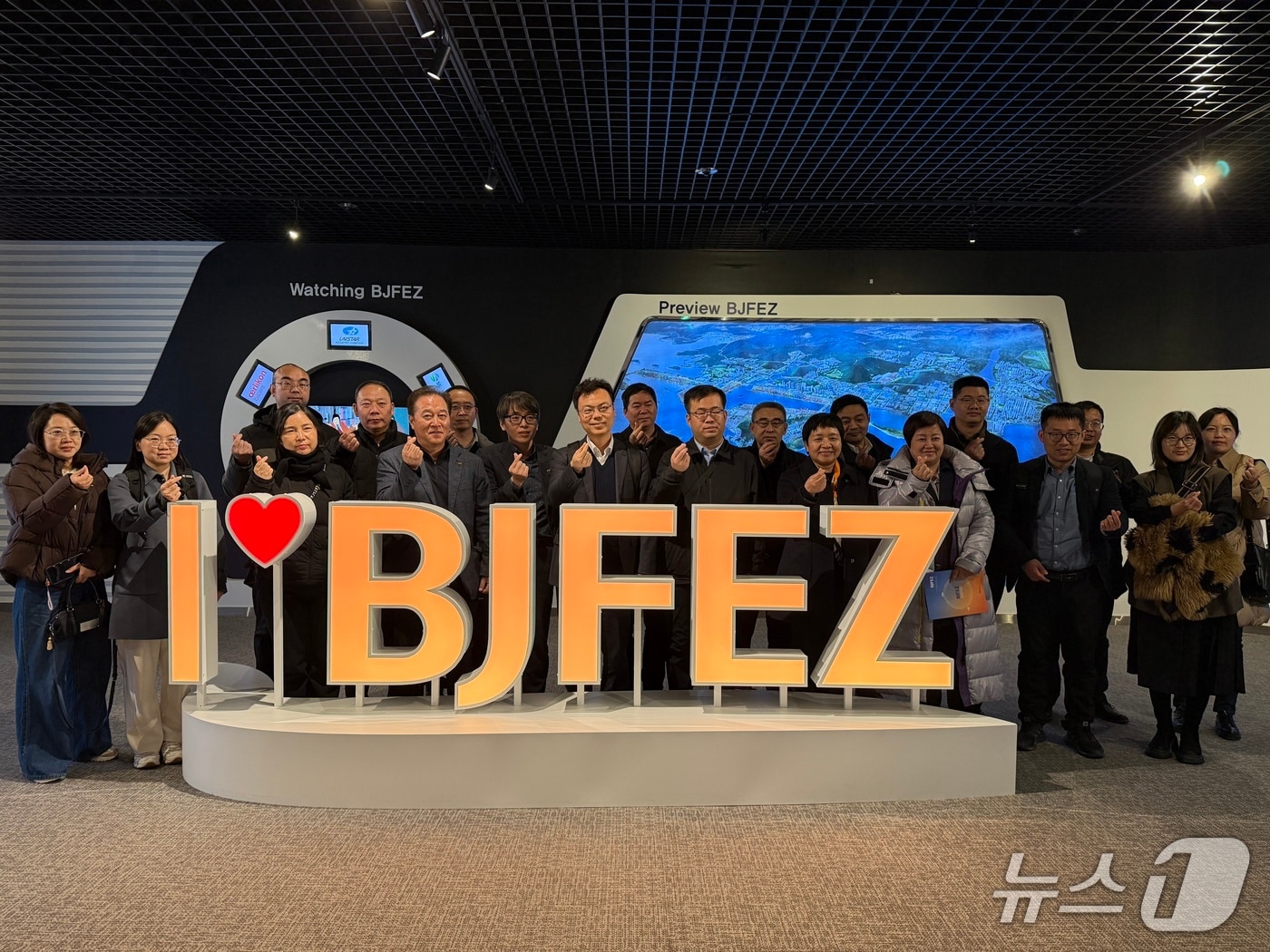 중국 허난성 정저우 공항경제특구 연수단이 경자청을 방문해 기념촬영하는 모습 (경자청 제공. 재판매 및 DB금지)