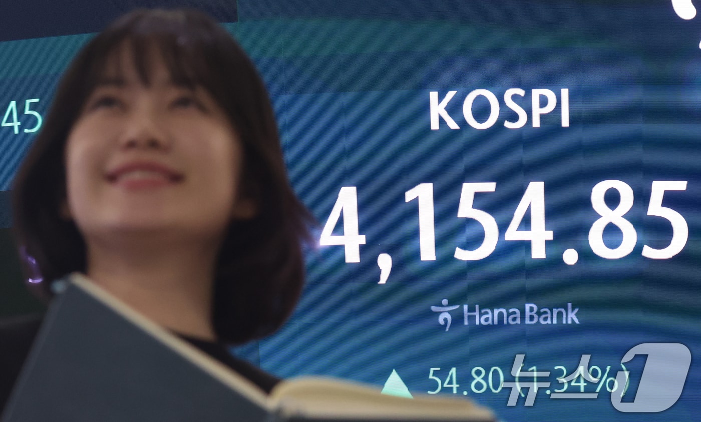 8일 오후 서울 중구 하나은행 딜링룸 전광판에 증시 종가 시황이 나타나고 있다. 이날 코스피 지수는 전 거래일 대비 54.80포인트(1.34%) 오른 4,154.85로, 코스닥 지수는 전 거래일 대비 3.05포인트(0.33%) 오른 927.79로 장을 마감했다. 2025.12.8/뉴스1 ⓒ News1 김명섭 기자