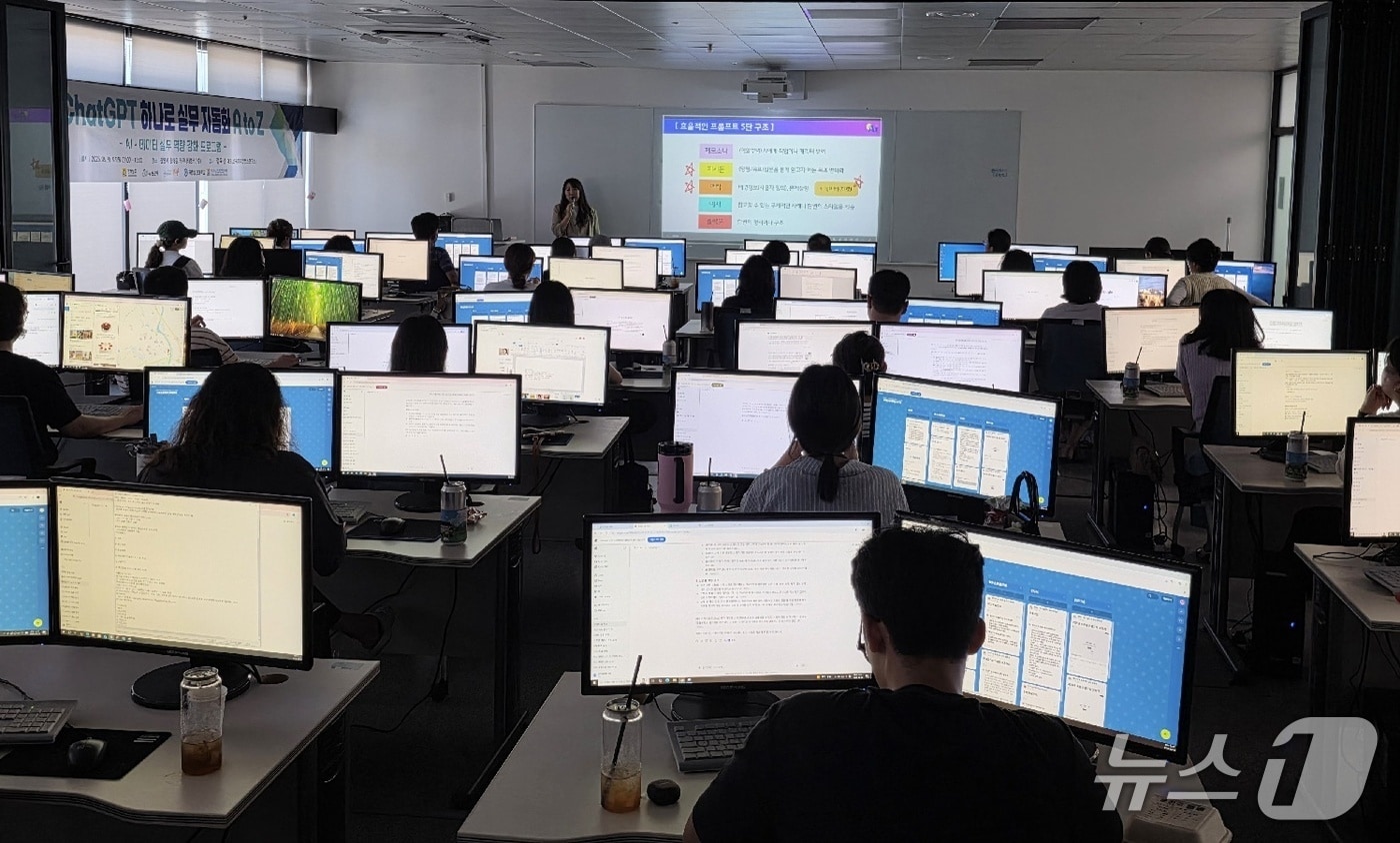 광양시와 순천대학교는 &#39;업무에 바로 쓰는 AI 숏폼 콘텐츠&#39; 교육을 끝으로 올해 AI 단기교육 프로그램을 마무리했다&#40;광양시 제공&#41; 
