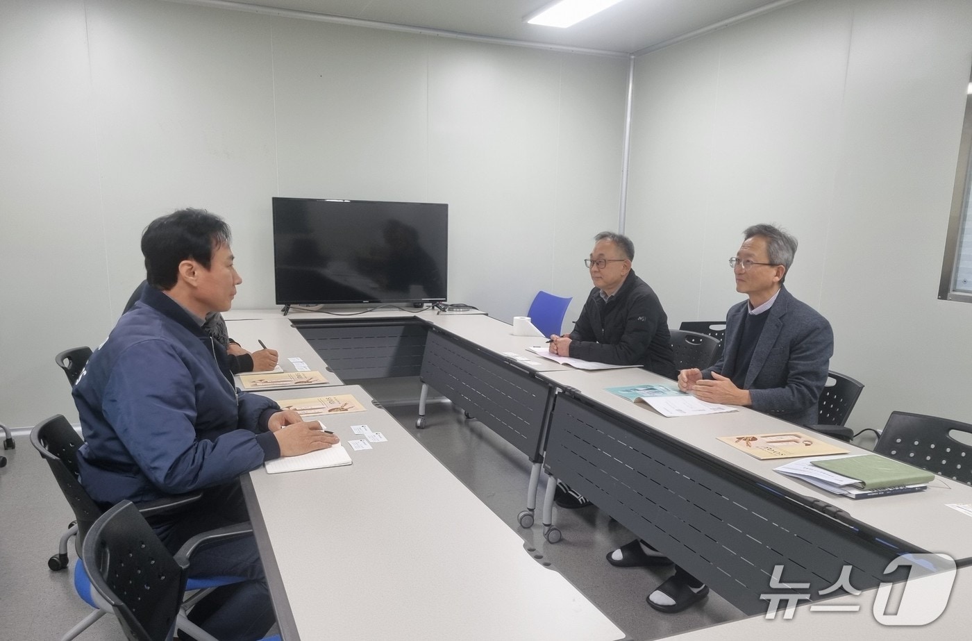 강원조달청, 춘천 지원바이오 찾아 공공조달시장 진입 안내 설명.(강원조달청 제공, 재판매 및 DB금지)