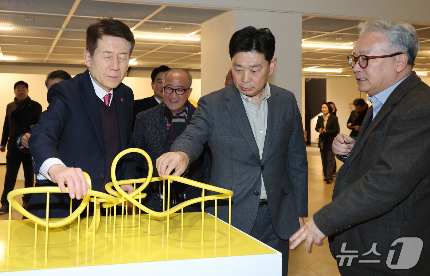 이강덕 시장&#40;왼쪽&#41;과 박용선 경북도의원이 8일 동빈문화창고 1969에서 시각장애인들을 위해 설치해 놓은 스페이스워크 조형물을 두눈을 감고 체험하고 있다. &#40;포항시제공, 재판매 및 DB금지&#41; 2025.12.8/뉴스1