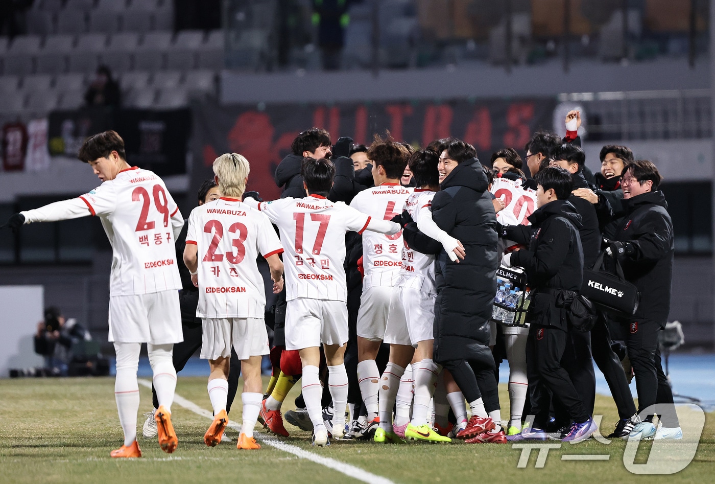 수원FC와 부천FC 승강 플레이오프 경기 장면