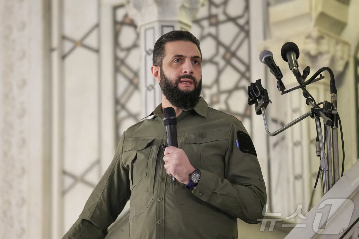 아메드 알샤라 시리아 대통령은 바샤르 알아사드 독재 정권이 붕괴된 지 1주년을 맞은 8일&#40;현지시간&#41; 옛 반군 시절 군복 차림을 한 채 우마이야드 모스크&#40;이슬람 사원&#41; 새벽 기도에 참석한 후 시리아 재건을 약속했다. 2025.12.8 ⓒ AFP=뉴스1 ⓒ News1 김경민 기자