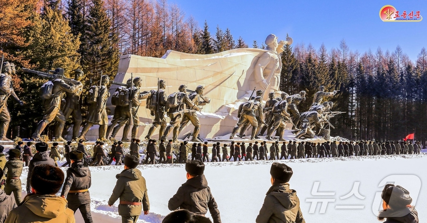 &#40;평양 노동신문=뉴스1&#41; = 북한 노동당 기관지 노동신문은 9일 삼지연대기념비를 조명하며 &#34;백두의 행군길을 꿋꿋이 이어갈 계승자들의 대오가 굽이쳐흐른다＂고 선전했다. [국내에서만 사용가능. 재배포 금지. DB 금지. For Use Only in the Republic of Korea. Redistribution Prohibited] rodongphoto@news1.kr