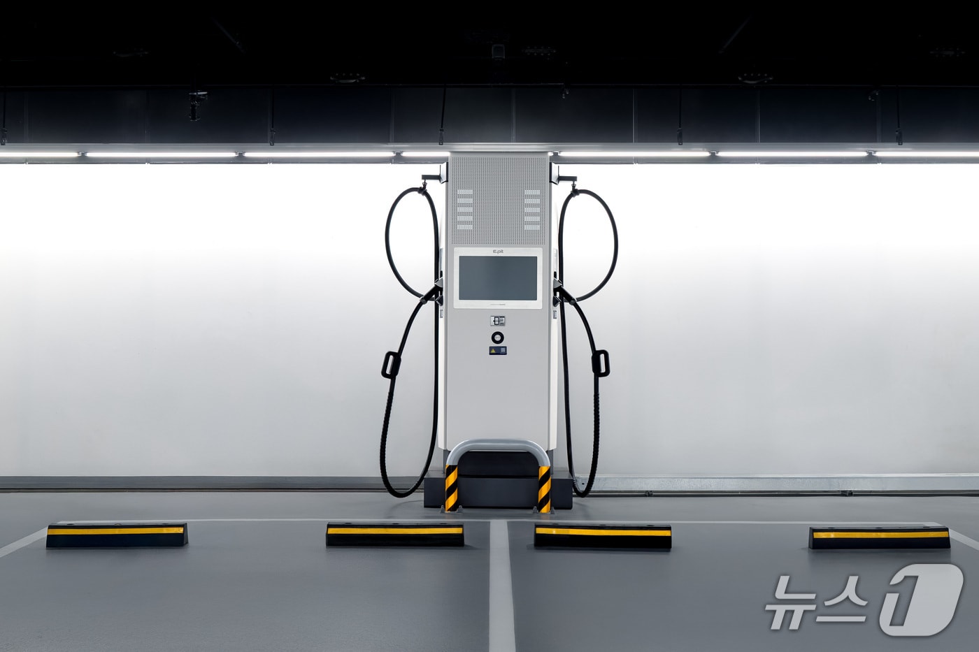고양 현대모터스튜디오에 설치된 EV-Q 인증을 획득한 200kW 양팔형 E-pit 충전기