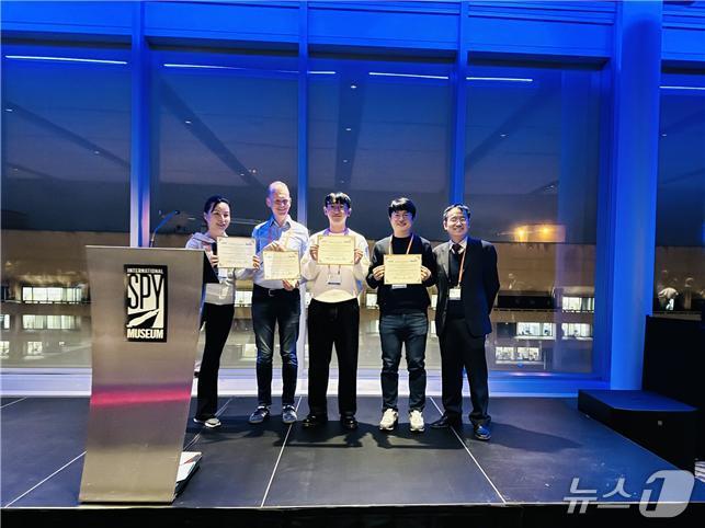 국제 데이터마이닝 학회 IEEE ICDM 시상식(KAIST 제공) /뉴스1