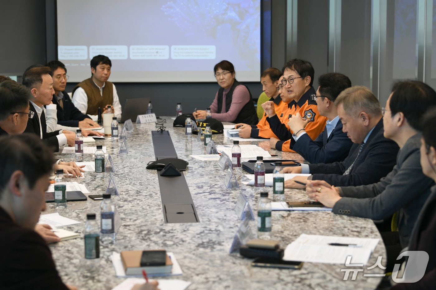 김승룡 소방청장 직무대행이 8일 서울 여의도 서울국제금융센터를 방문해 고층건축물 안전관리 강화 토론회를 개최하고 민관학 분야별 전문가와 함께 개선 방향을 논의하고 있다.(소방청 제공)