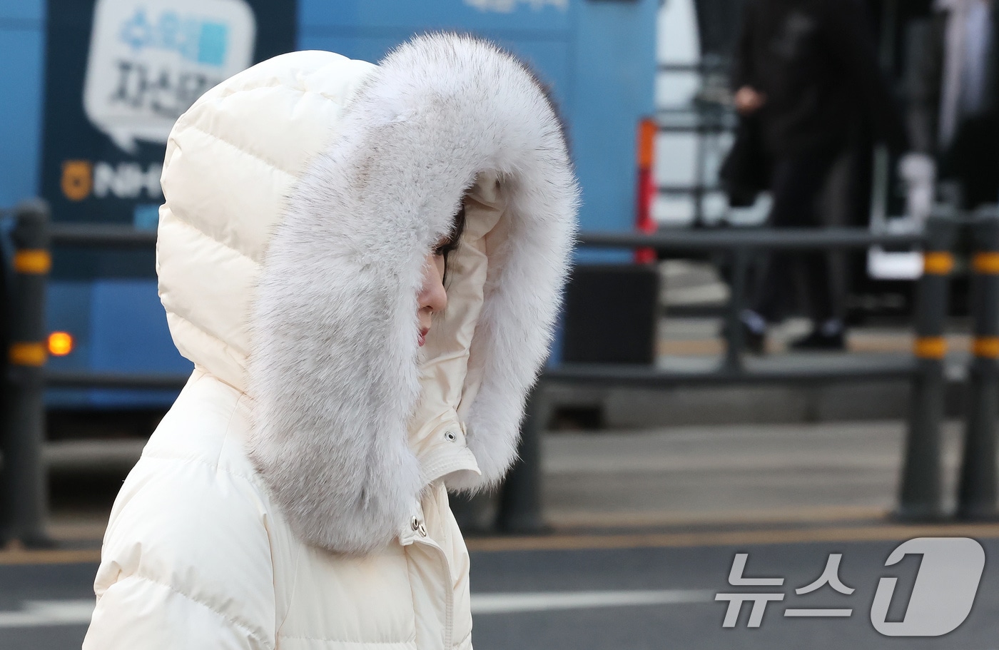 영하권의 기온을 보인 9일 오전 서울 종로구 세종대로 사거리에서 두터운 외투를 입은 시민들이 출근길을 나서고 있다. 2025.12.9/뉴스1 ⓒ News1 장수영 기자