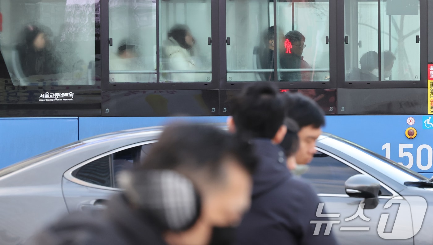 영하권의 기온을 보인 9일 오전 서울 종로구 세종대로 사거리 앞을 지나는 버스 창문에 기온차로 인한 물방울이 맺혀 있다. 2025.12.9/뉴스1 ⓒ News1 장수영 기자