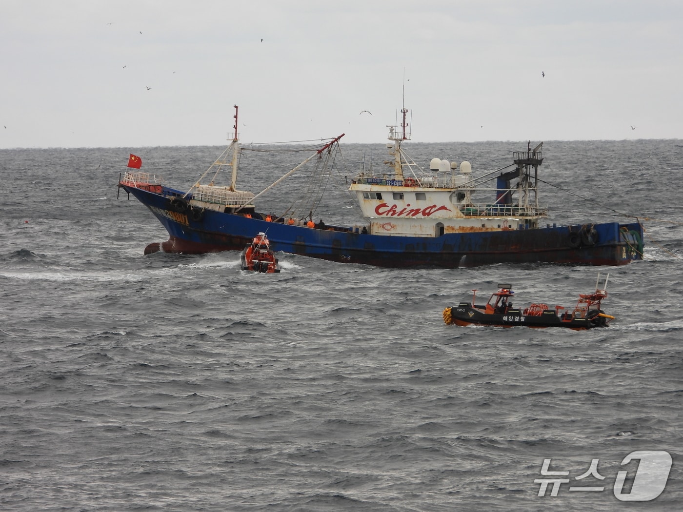 우리 배타적경제수역(EZZ)에서 불법조업 중인 중국선박(해양경찰청 제공/뉴스1)