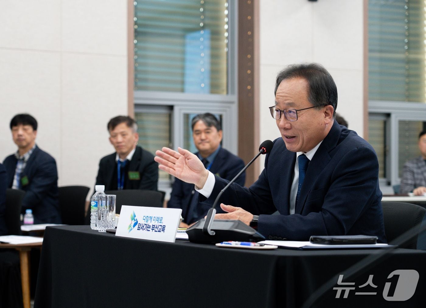 지난 1일 김석준 부산교육감이 중학교 교감과의 대화 모습.(부산시교육청 제공. 재판매 및 DB금지)