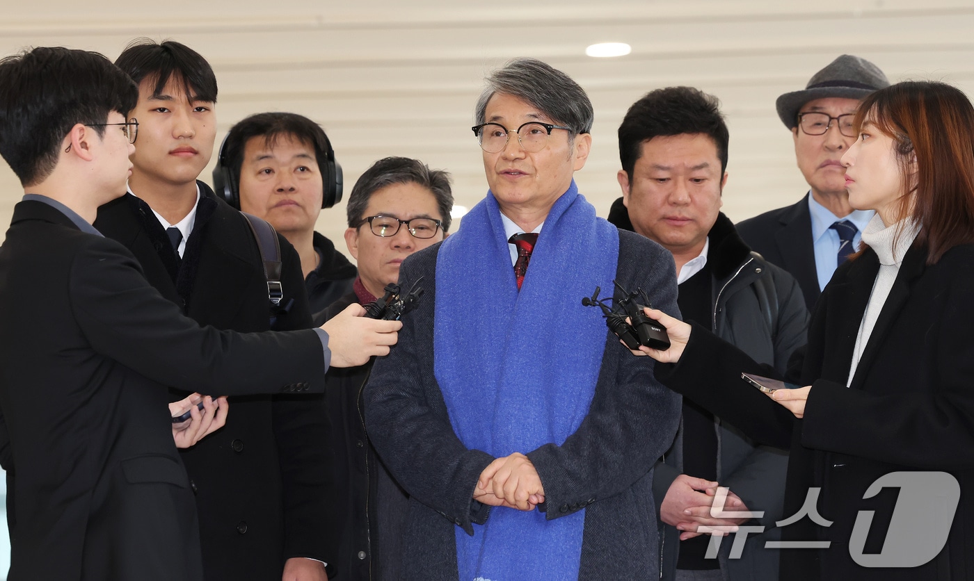 김건희 여사에게 명품 가방을 선물한 것으로 알려진 최재영 목사가 9일 오전 서울 종로구 광화문 KT 빌딩에 위치한 김건희 특검에 참고인 신분으로 출석하며 취재진 질문에 답변하고 있다. 2025.12.9 ⓒ 뉴스1 장수영 기자