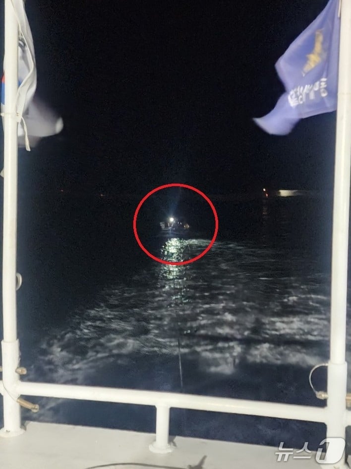 기관고장으로 표류 중인 모터보트.(동해해경 제공, 재판매 및 DB 금지) 2025.12.9/뉴스1