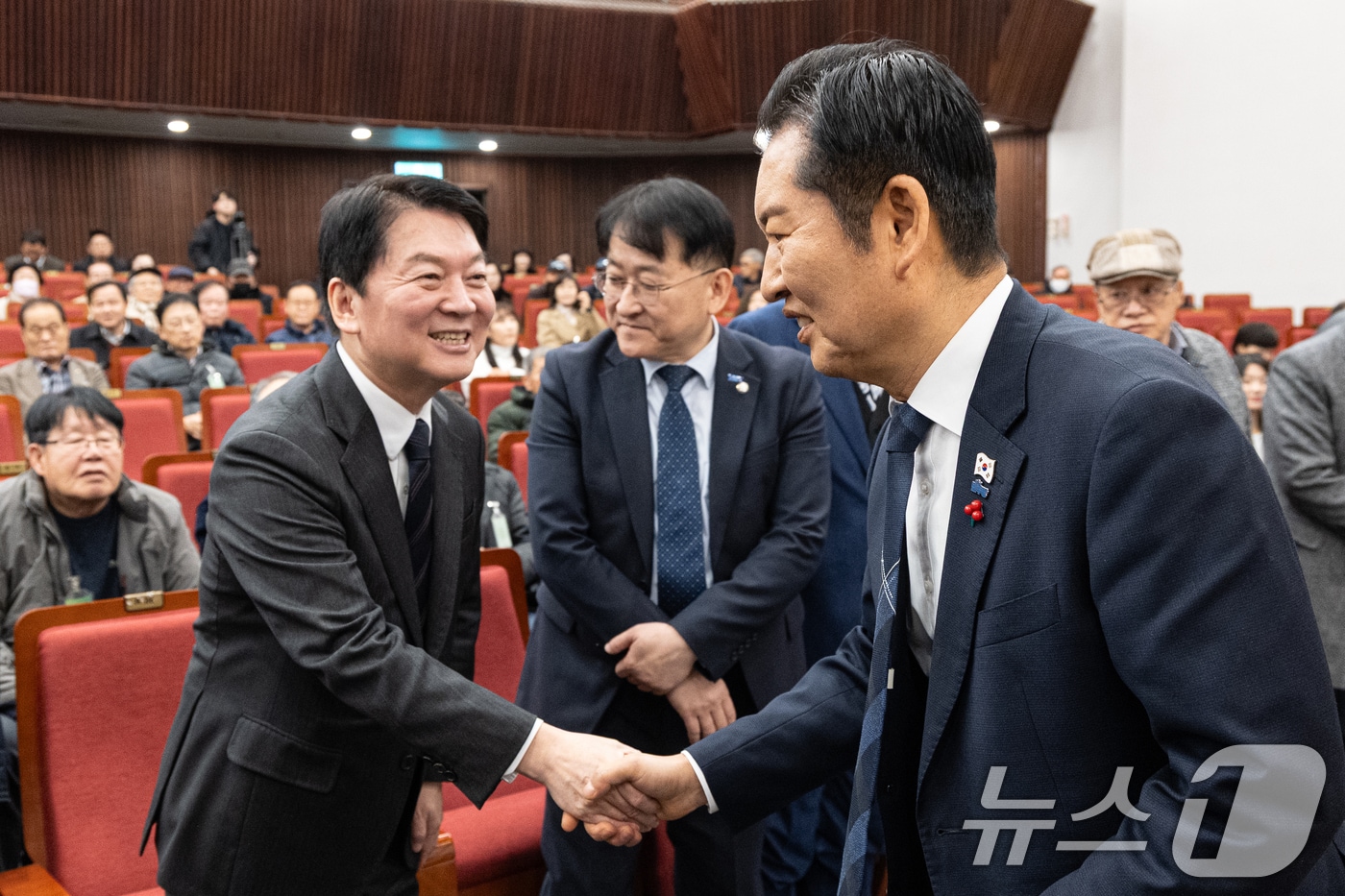 2025년 12월 9일 정청래 더불어민주당 대표가 서울 여의도 국회 도서관 강당에서 열린 '2025 대한민국 한센인대회'에 참석해 안철수 국민의힘 의원과 악수하고 있다. 2025.12.9 ⓒ 뉴스1 이승배 기자