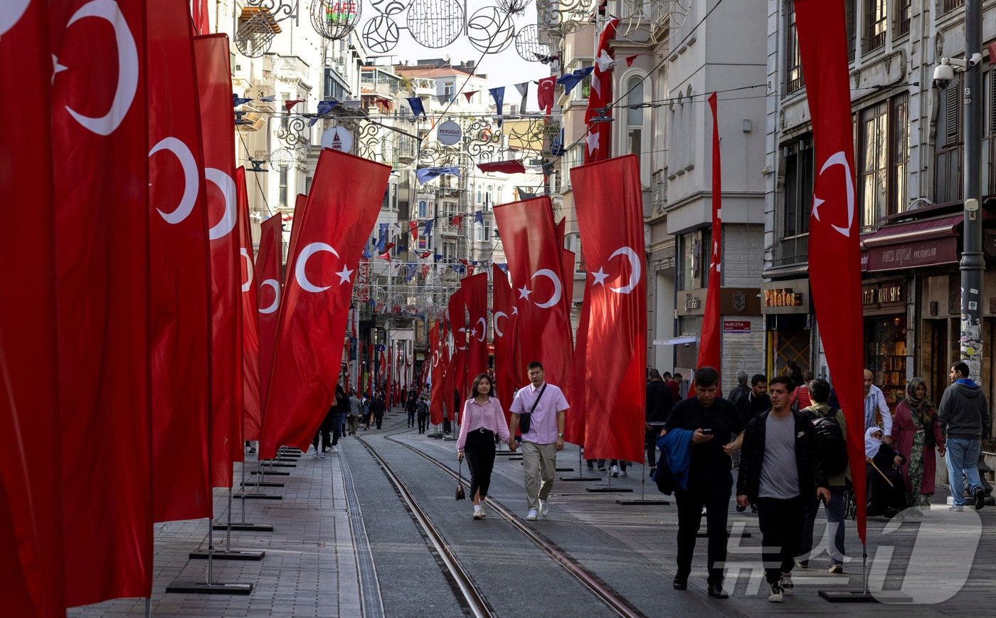튀르키예 이스탄불의 이스티클랄 거리에서 행인들이 튀르키예 국기로 장식된 거리를 따라 걷고 있다. (자료사진) 2023.10.27 ⓒ 로이터=뉴스1 ⓒ News1 강민경 기자