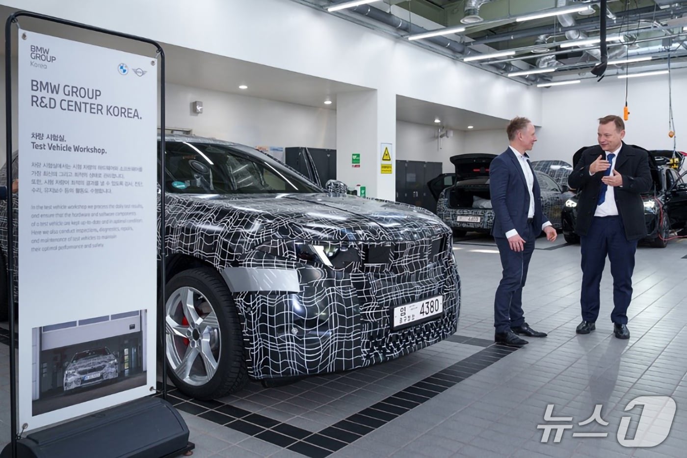 왼쪽부터 안드레아스 스툼 BMW 그룹 R&D 센터 코리아 본부장, 게오르크 슈미트 주한독일대사.(BMW그룹 코리아 제공)