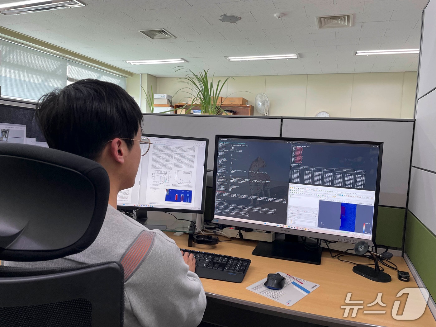 고준위폐기물 처분 용기의 한국형 다물리 통합 부식 모델을 살펴보는 원자력연 연구원(원자력연 제공) /뉴스1