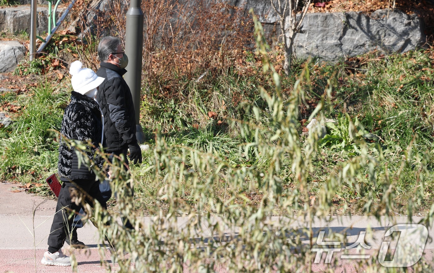 포근한 겨울 날씨를 보인 9일 경기 수원시 권선구 세류천에서 시민들이 산책을 즐기고 있다. 2025.12.9/뉴스1 ⓒ News1 김영운 기자