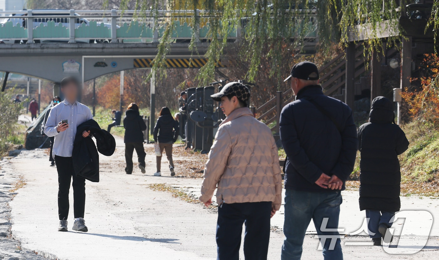 경기 수원시 권선구 세류천에서 시민들이 산책을 즐기고 있다. 2025.12.9/뉴스1 ⓒ News1 김영운 기자