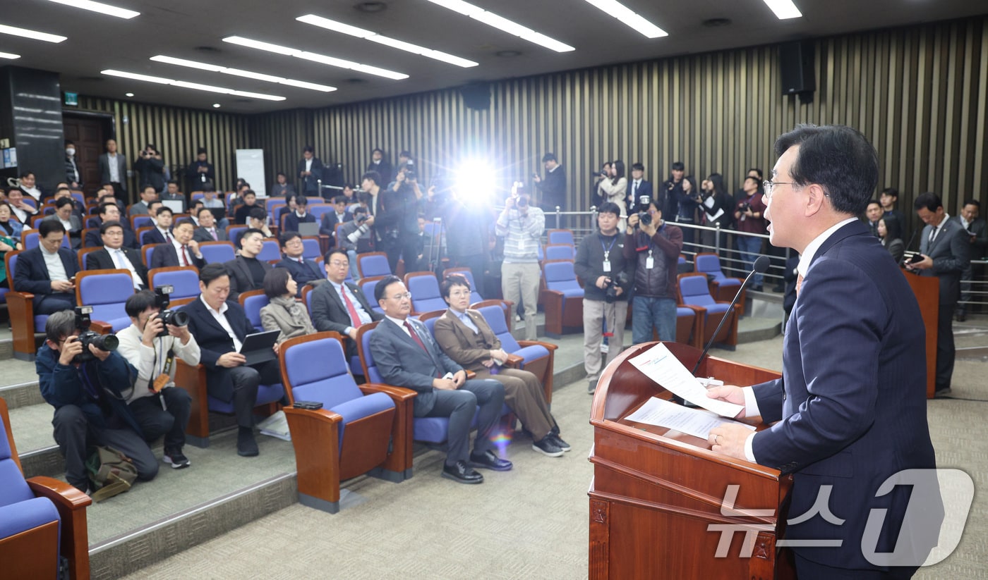 송언석 국민의힘 원내대표가 9일 서울 여의도 국회에서 열린 의원총회에서 발언하고 있다. 2025.12.9/뉴스1 ⓒ News1 신웅수 기자