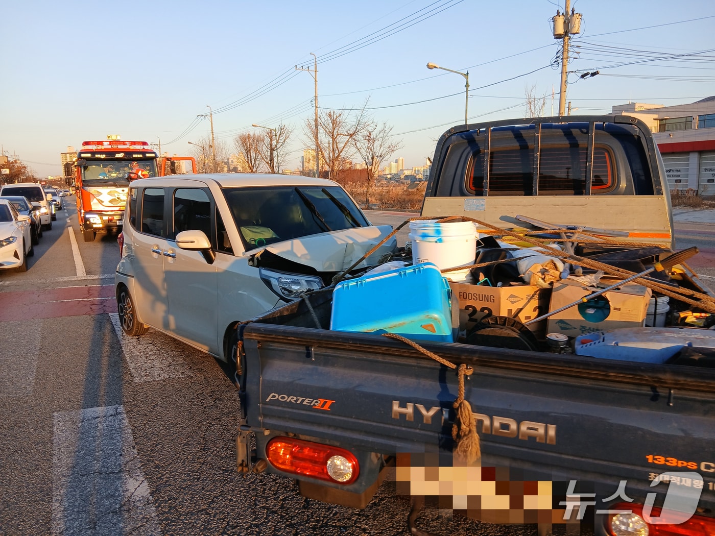9일 오전 7시 15분께 전북 전주시 덕진구 여의동 한 도로에서 경차와 1t 트럭이 충돌하는 사고가 발생했다.(전북소방본부 제공. 재판매 및 DB금지)2025.12.9/뉴스1