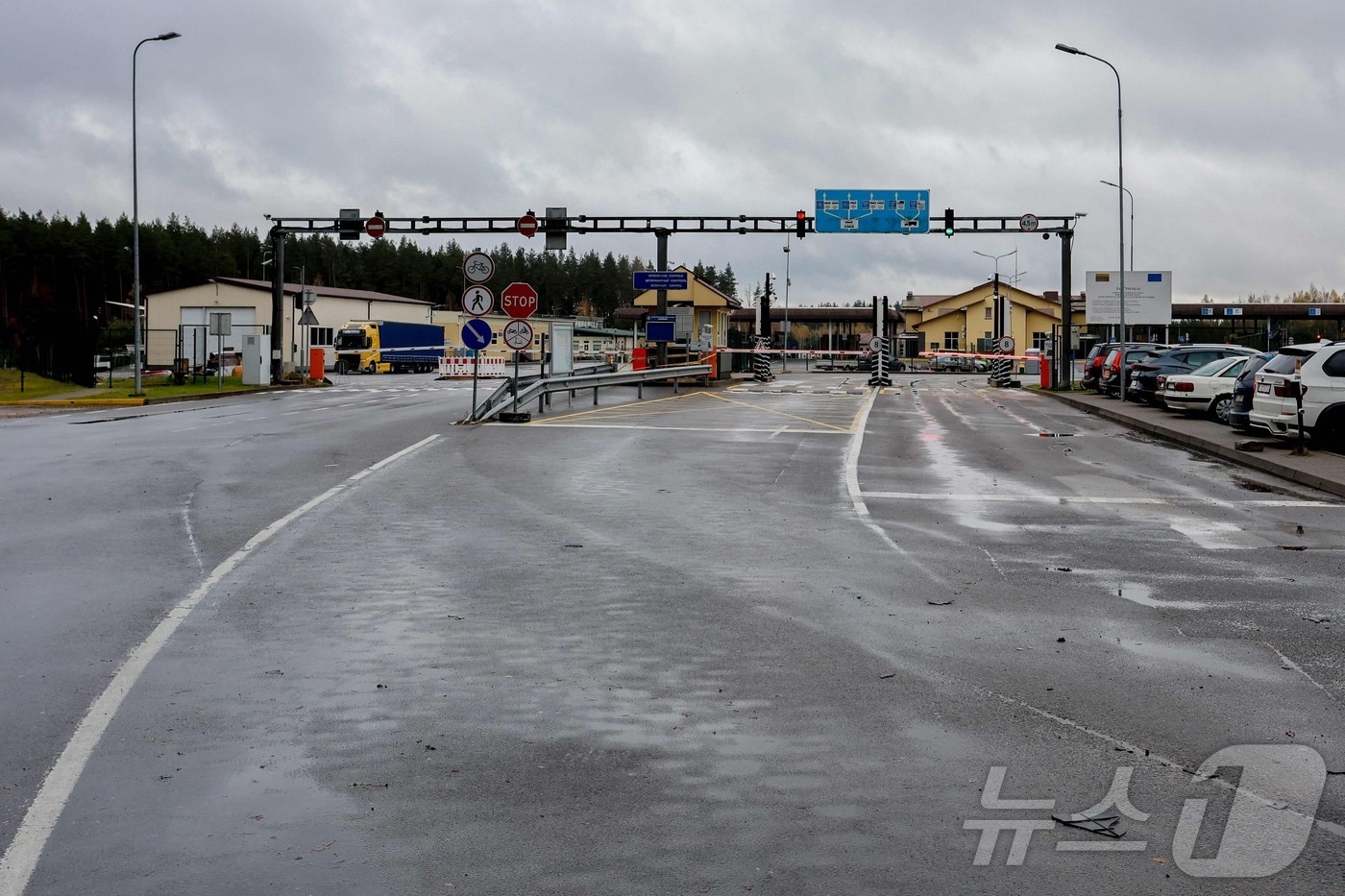 2025년 10월 28일 촬영된 리투아니아 남동부 살치닌카이 인근의 리투아니아-벨라루스 국경 검문소. 리투아니아는 10월 27일 러시아의 동맹국인 벨라루스가 수십 개의 밀수 풍선을 띄워 자국을 겨냥한 ‘하이브리드 공격’을 감행했다고 비난했다. 이 풍선들에는 불법 담배가 실려 있었으며, 지난주 리투아니아는 공항 운영을 일시 중단해야 했다. ⓒ AFP=뉴스1