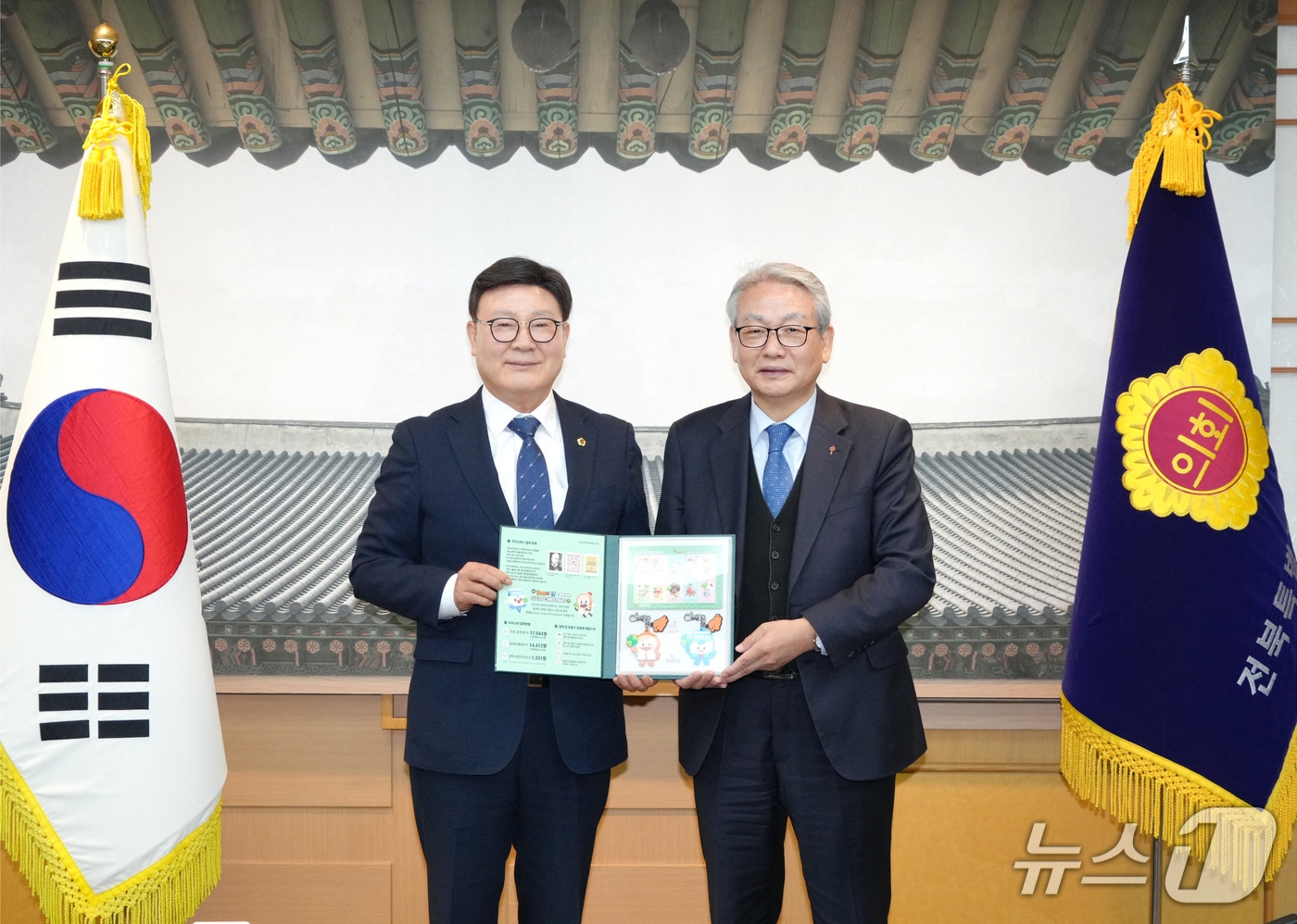 9일 임환 대한결핵협회 전북지부장(오른쪽)이 문승우 전북도의장에게 '크리스마스 씰'을 기증하고 있다.(의회제공. 재판매 및 DB금지)2025.12.9/뉴스1