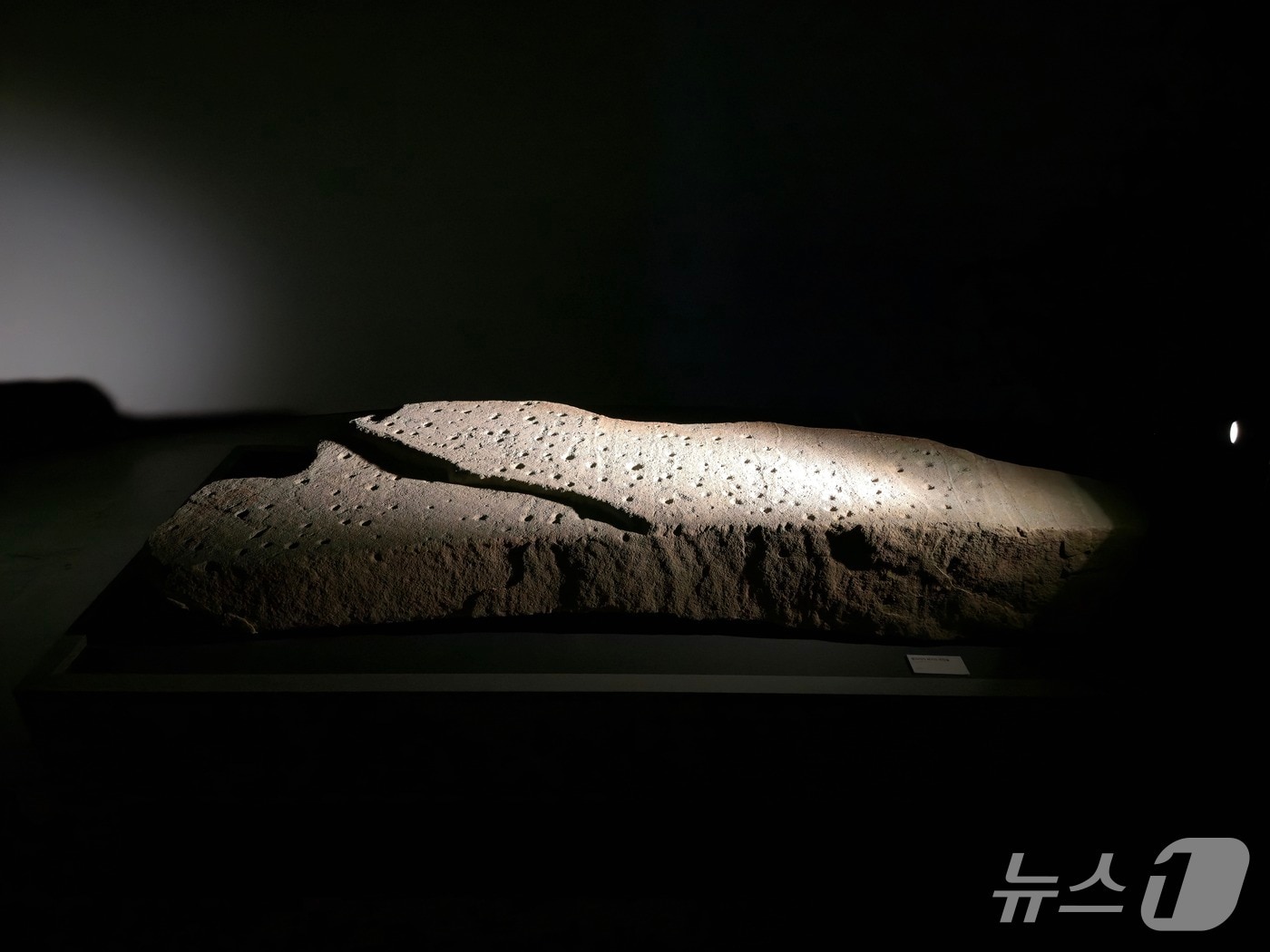 함안군 말이산 13호분에서 발견된 별자리덮개돌(함안군 제공. 재판매 및 DB금지)