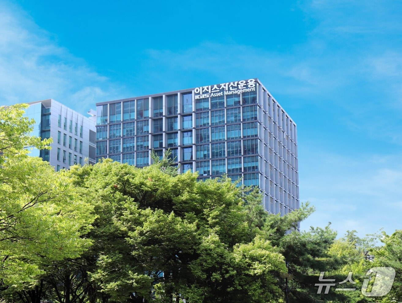 '관료 출신'이 공적자금으로 키운 이지스, '해외파 딸'이 미국식으로 매... - 뉴스 썸네일 이미지