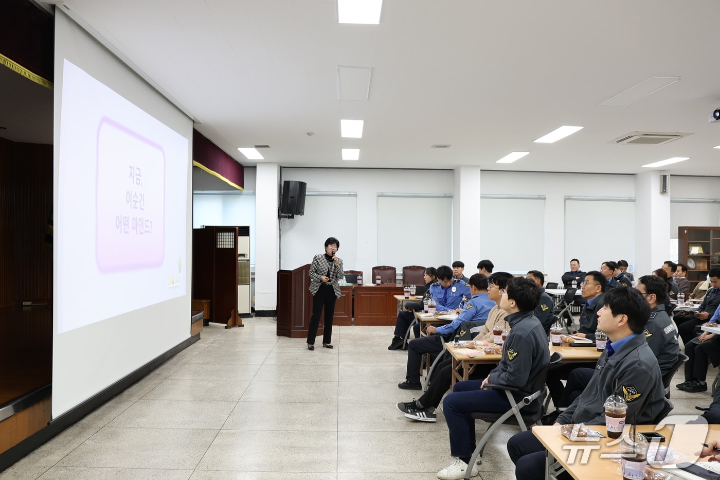 박경훈 전 해경 총경이 9일 태안해양경찰서 대강당에서 특강을 진행하고 있다. (태안해경 제공, 재판매 및 DB금지) / 뉴스1